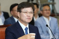 [포토]물 마시는 최양희 미창부 장관 후보자