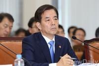 [포토]의원들의 질의 경청하는 한민구 국방장관