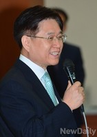 [포토]축하인사말 전하는 김덕중 국세청장
