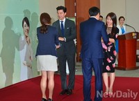 [포토]직원대표에게 꽃다발 받는 배우 공유-하지원
