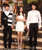 [포토]다 같이 팔짱 껴달라는 주문에 '수줍은 셀프 팔짱'