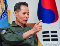 팬텀 전폭기 역사에 대해 설명하는 이광수 준장