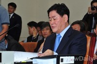 [포토]청문회 자료 검토하는 최경환 후보자