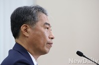 [포토]의원들의 질의듣는 안행부 정종섭 장관 후보자