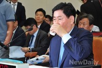 [포토]물 마시는 최경환 경제부총리 후보자