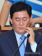 [포토]얼굴 만지는 최경환 경제부총리 후보자