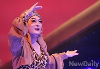 [포토]여장 남자 버나뎃 역 맡은 배우 조성하, 조성하 맞나?