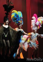 [포토]함께한 여장남자 버나뎃-틱-아담