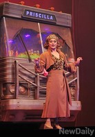 [포토]여장한 배우 조성하, 몸짓까지 여성化