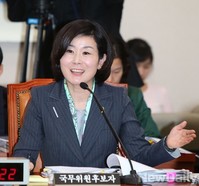 [포토]의원들의 질의에 답하는 김희정 후보자