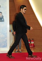 [포토]블랙수트-선글라스 입고 등장한 김영호