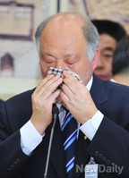 [포토]땀 닦는 김명수 사회부총리 후보자