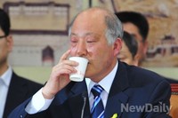 [포토]물 마시는 김명수 교육부장관 후보자