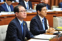 [포토]의원들의 질문 경청하는 이성한-황교안