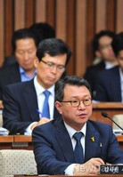 [포토]의원들의 질의를 듣고 있는 김영호 사무총장