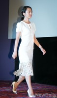 [포토]하얀 원피스가 잘 어울리는 배우 윤진서