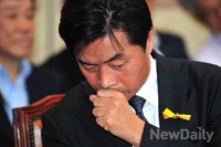 [포토]기침하는 정성근 문화체육관광부 장관 후보자