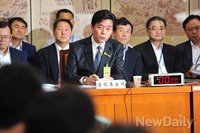 [포토]의원들의 질문에 답하는 정성근 문화부 장관 후보자