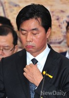 [포토]넥타이 만지는 정성근 장관 후보자