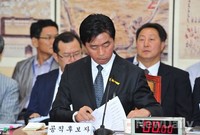 [포토]자료검토하는 정성근 문화부 장관 후보자