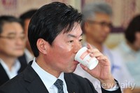 [포토]물 마시는 정성근 문화체육관광부 장관 후보자