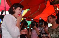 [포토]상인이 건넨 자두 맛보는 나경원 전 의원