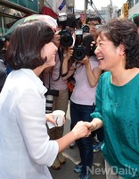 [포토]시민과 함께 웃는 나경원 전의원