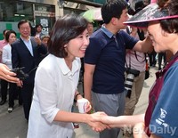 [포토]시민과 인사나누는 나경원, 동작을 출마 선언