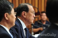 [포토]의원들의 질문에 답하는 김기춘 비서실장