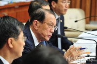 [포토]질의에 답변하는 김기춘 청와대 비서실장