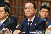 [포토]의원들의 질문 듣고 있는 김기춘 비서실장