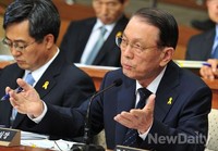 [포토]의원들의 질문에 답변하는 김기춘 대통령 비서실장