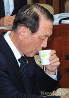 [포토]물 마시는 김기춘 대통령 비서실장