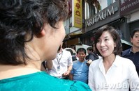 [포토]출마선언 후 주민과 인사를 나누는 나경원 후보