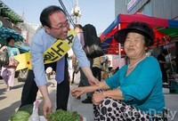 [포토]지역구 상인과 인사하는 노회찬 후보