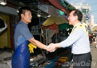 [포토]지역구 전통시장 상인과 인사하는 노회찬 후보