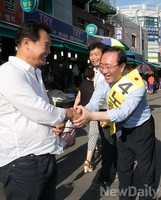 [포토]동작구 주민과 인사 나누는 노회찬 후보