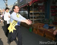 [포토]지역구 주민에 악수 청하는 노회찬 정의당 후보