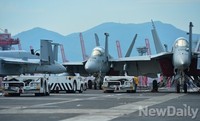 [포토]미 해군 항공모함 조지워싱턴호 부산 입항