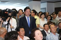 [포토]선거사무소 개소식에 입장하는 김두관 전 지사