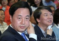 [포토]땀 닦는 김두관-안철수