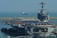 [포토]부산 해군기지에 접안한 美조지워싱턴호