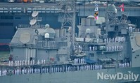 [포토]부산해군기지로 입항하는 美이지스함엔 해군이 빼곡히
