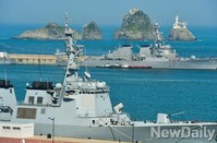[포토]美이지스함 사이로 보이는 오륙도