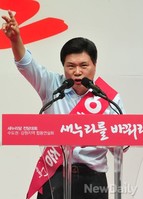 [포토]전대 마지막 합동연설회 나선 새누리당 홍문종 후보