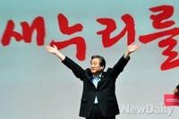 [포토]손흔드는 김무성 새누리당 대표 후보