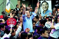[포토]지지자들에게 환호 받는 서청원 새누리당 의원
