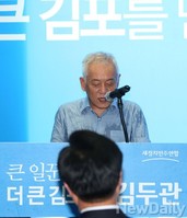 [포토]김두관 선거사무소 개소 축하인사 말하는 김한길 대표