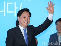 [포토]손들어 인사하는 김두관 후보