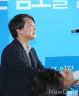 [포토]인사하는 안철수 공동대표